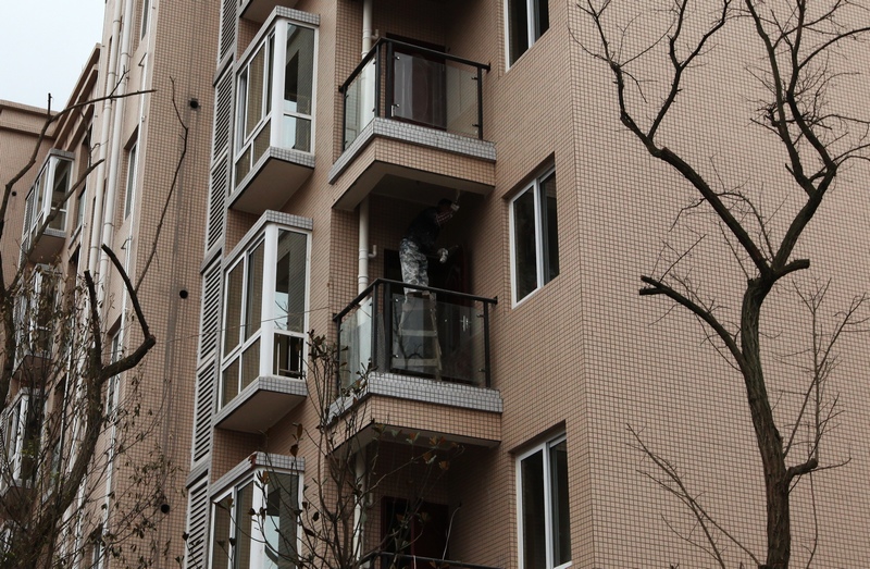 工人正在進行室內抹灰作業