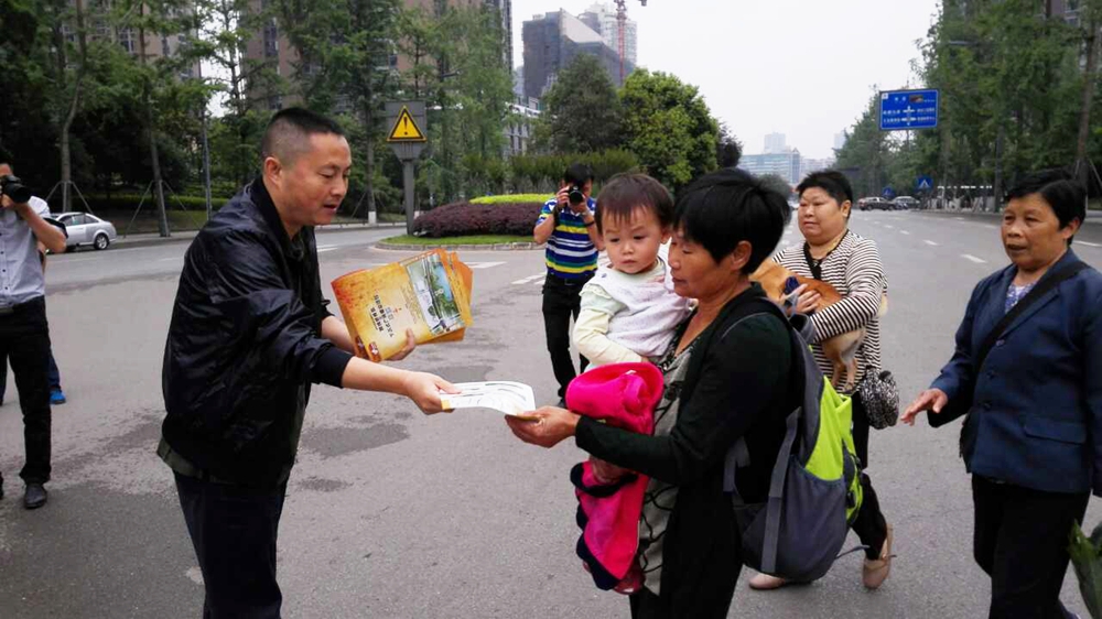 工作人員現(xiàn)場(chǎng)為市民講解打圍施工，得到市民們的理解與支持