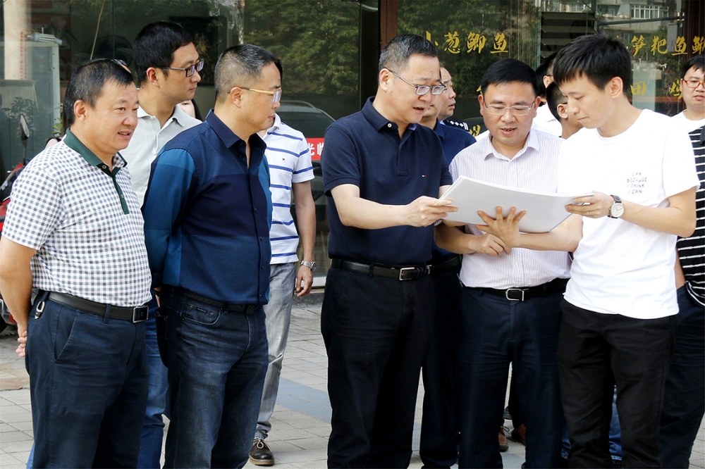 市委常委、高新區黨工委書記張邦舉一行蒞臨公司匯興路改造項目和高峰公園項目現場視察調研