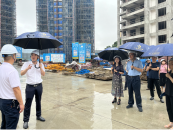 自貢市人大常委會副主任官勇一行蒞臨“匯東·鹽都印象”項目檢查安全生產法律法規實施情況