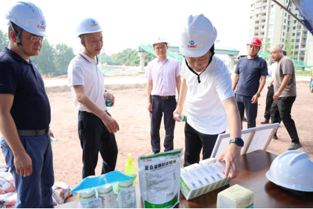 市總工會黨組書記、常務副主席陳鵬一行前往板倉大道沙坪段道路工程項目慰問一線工人